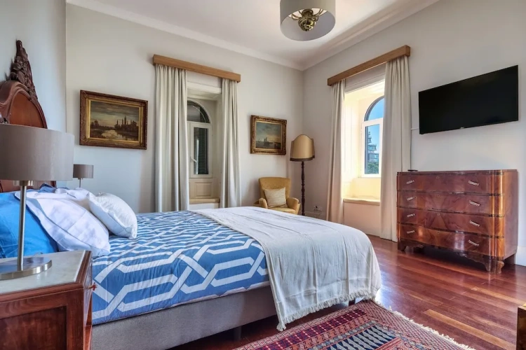 4 Bedrooms Villa