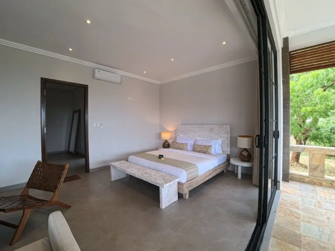 6 Bedrooms Villa