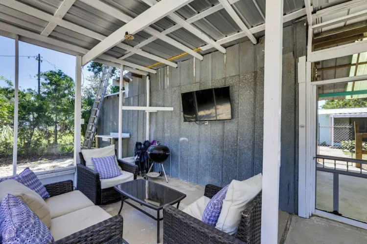 Walk to Pier & River: Dtwn Steinhatchee Escape!
