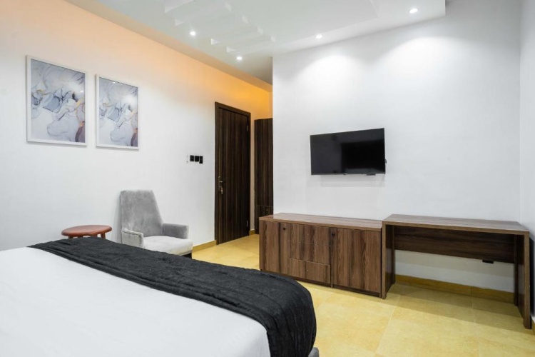 3 Bedrooms Apartment