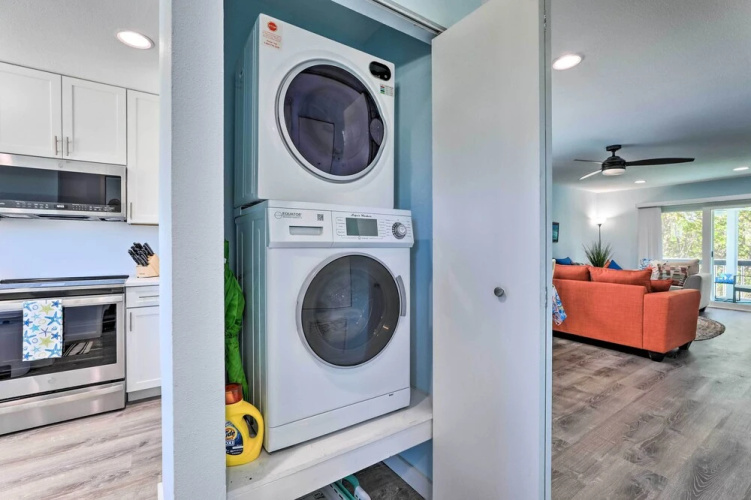 Holmes Beach Retreat: Walk to Beach & Dining!
