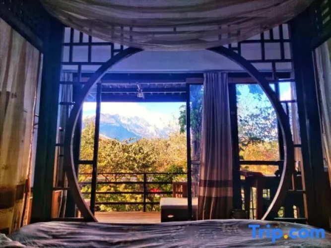 Standard room with mountain view