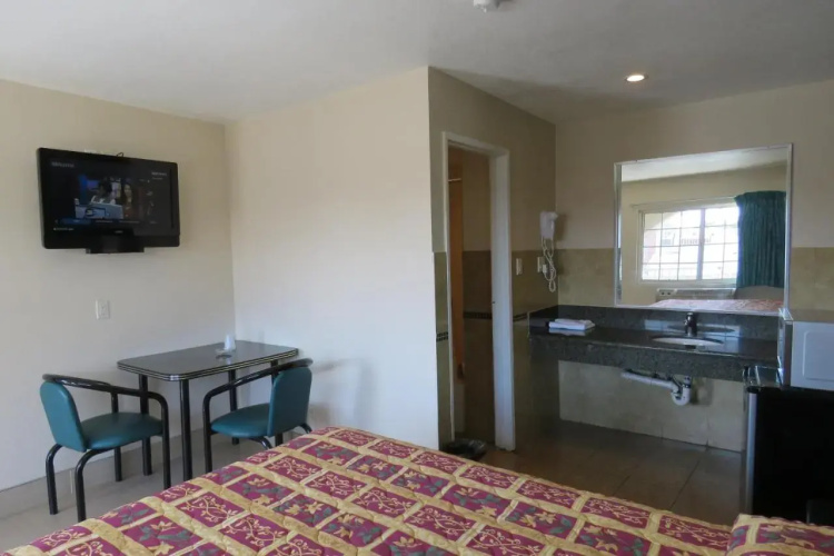 Foxys Den Motel