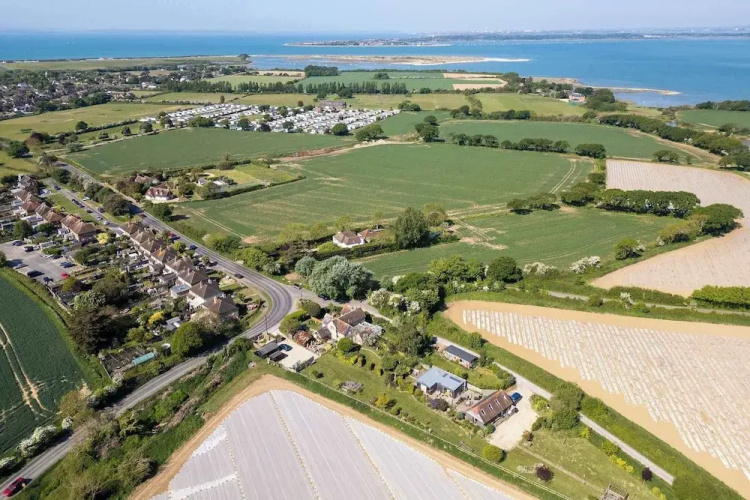 Spacious Coastal Retreat for 10 in West Wittering