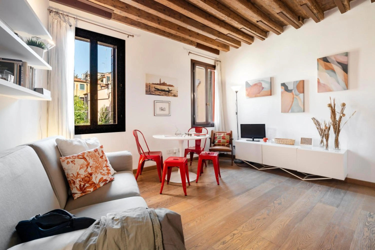 Contemporary Apartment in Venice FF