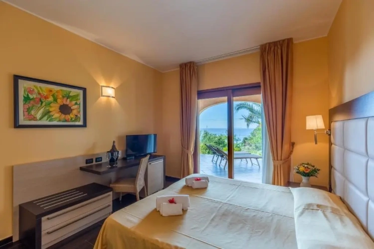 Standard Triple room with sea view