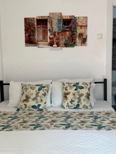 Standard Triple room with courtyard view