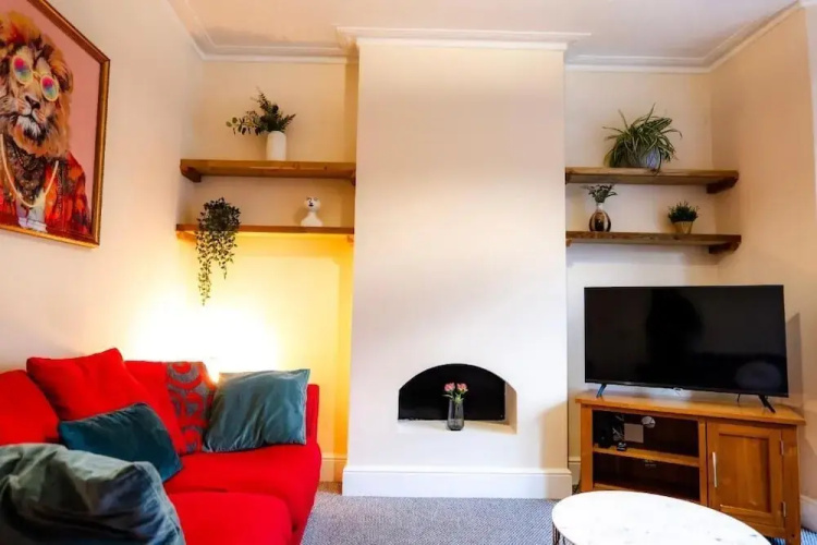 Gloucester-5 Bed Home for Work & Leisure