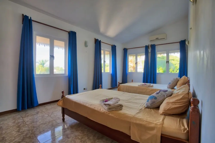 5 Bedrooms Villa with balcony
