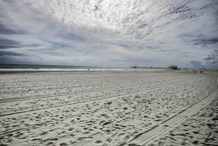 Myrtle Beach Retreat w/ Ocean Access & Porch!