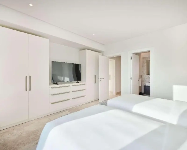 3 Bedrooms Apartment