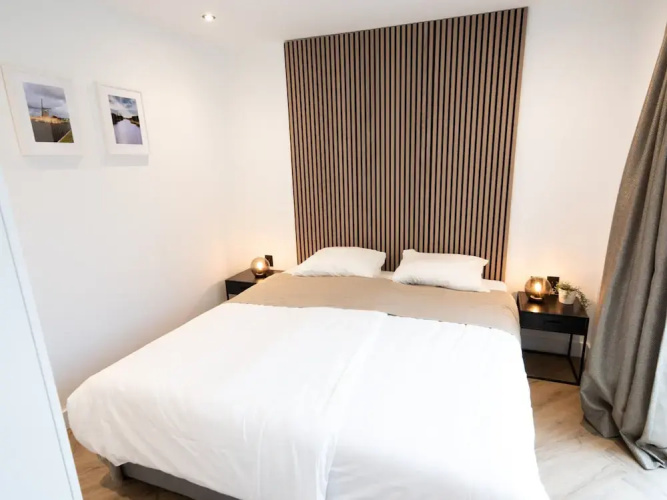 Deluxe Canal-side Stay