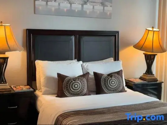 Spacious-Cozy 2Bed Condo in Square Ones Misissauga