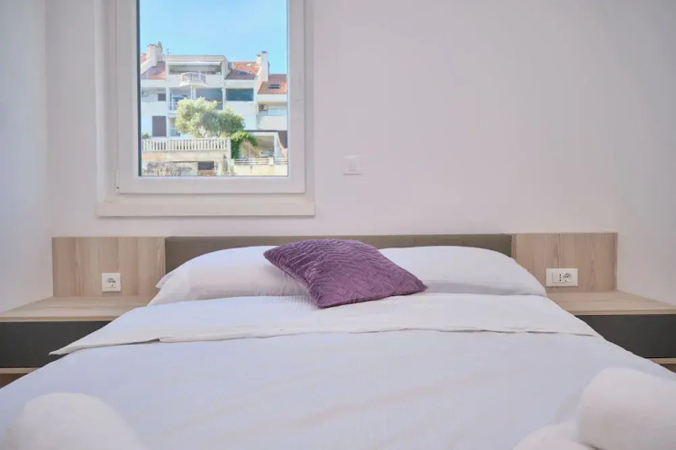 Tropic Night Apartment by Litto