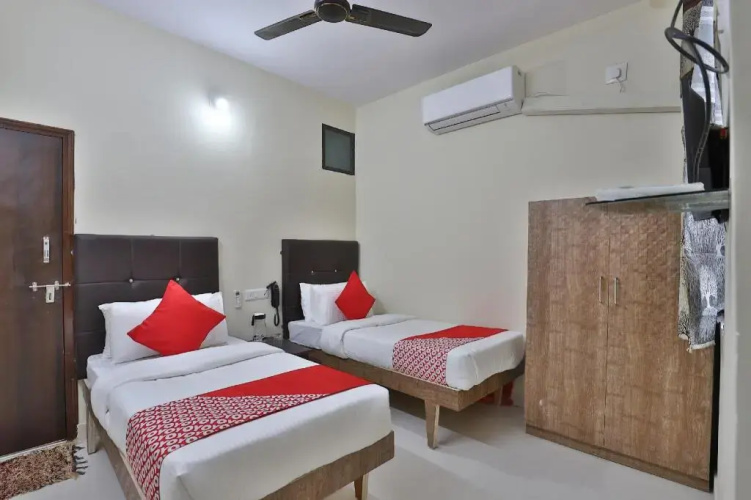 Hotel Cadillac by OYO Rooms