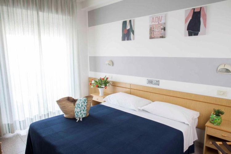 Standard Double room with partial sea view