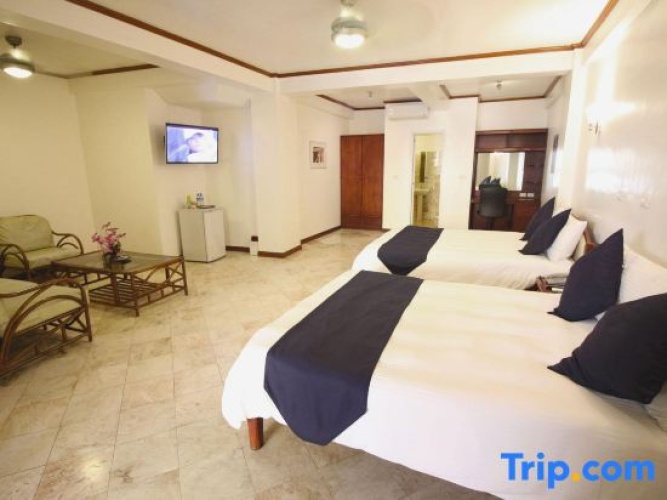 Quadruple Suite with pool view