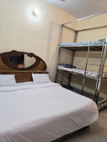 Deluxe Quadruple Basement room