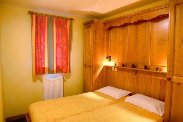 5 Bedrooms Apartment