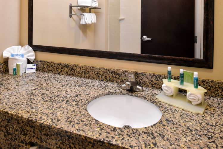 Holiday Inn Express And Suites Fairmont photo 10
