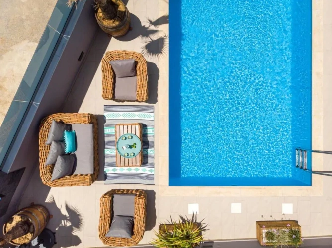 2 Bedrooms Villa