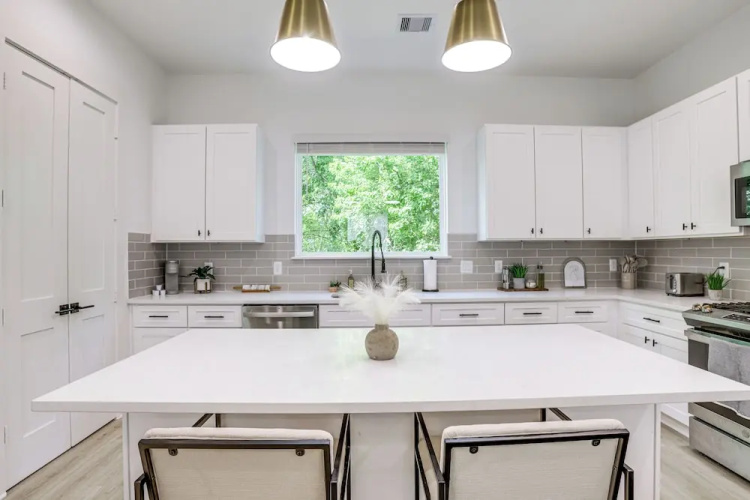 Townhome 2 Mi to Hermann Park, Zoo & Museums!