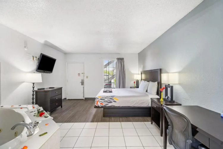 Americas Best Inn & Suites - Downtown Augusta