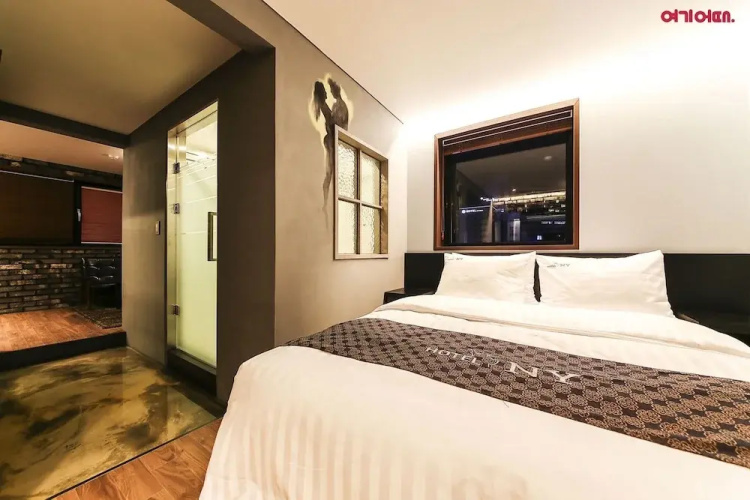 Yeongdeungpo Station New York Hotel