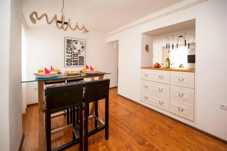 Authentic Design 2bdr Apartment in Old Town