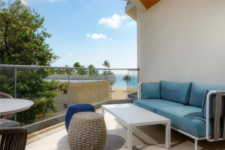 Standard Quadruple room with partial view