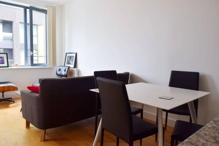 Modern Vauxhall Flat With Balcony