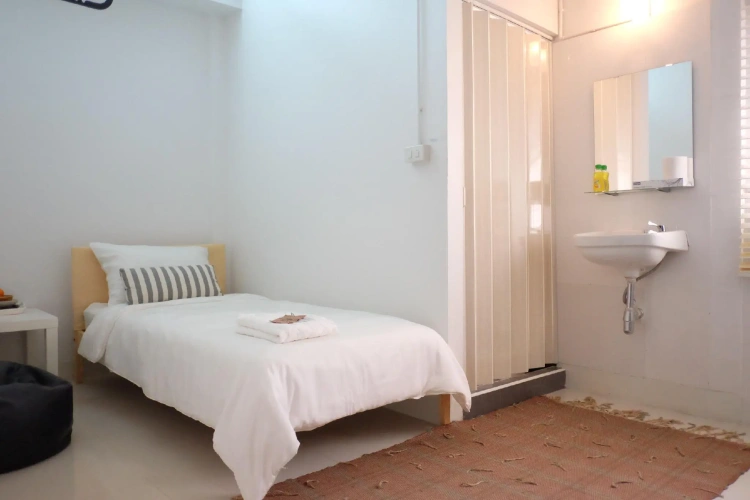 Standard Triple Family room with street view
