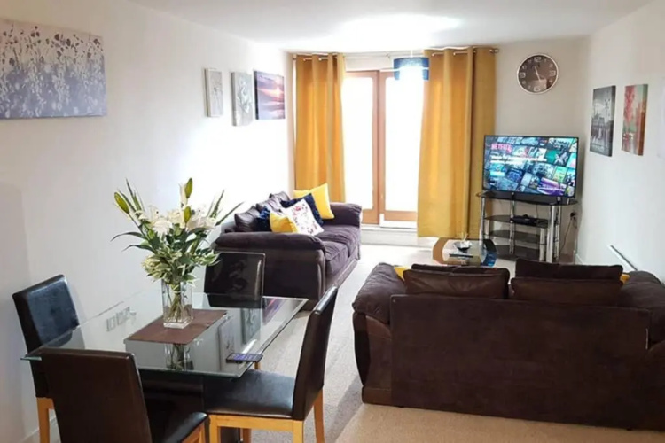 KCS Birmingham City Apartment with Balcony/Parking