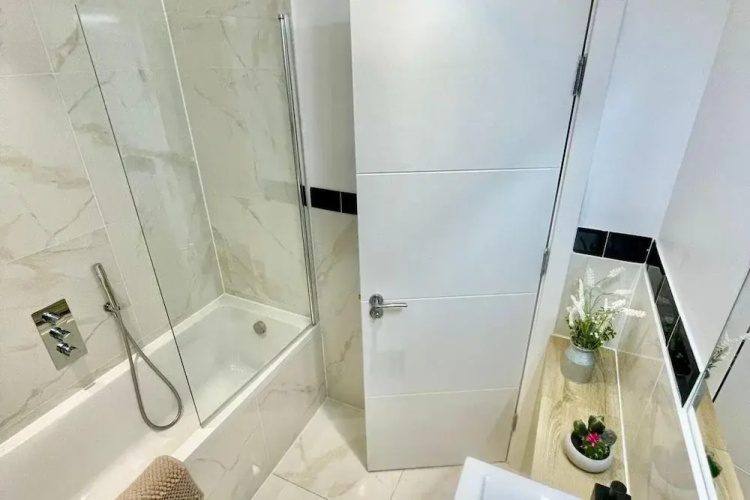 3 Bed Flat - Sleeps 6 - Parking - Wifi