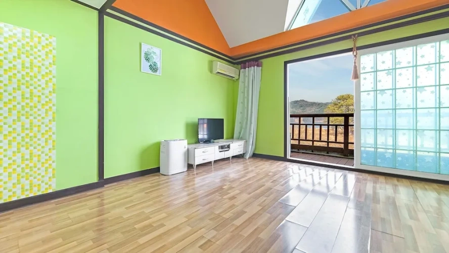 3 Bedrooms Standard Family room with balcony