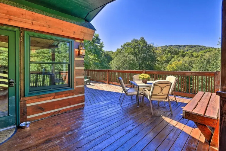 9 Mi to Sugar Mountain: Stunning Cabin w/ Views
