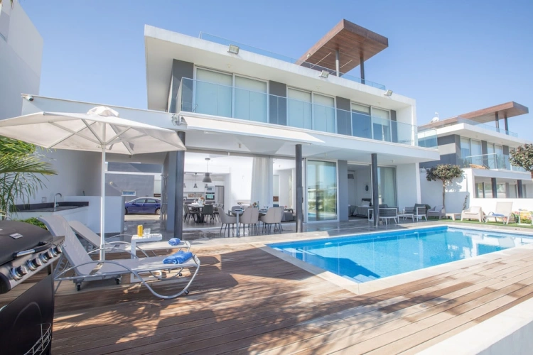 4 Bedrooms Villa with garden view
