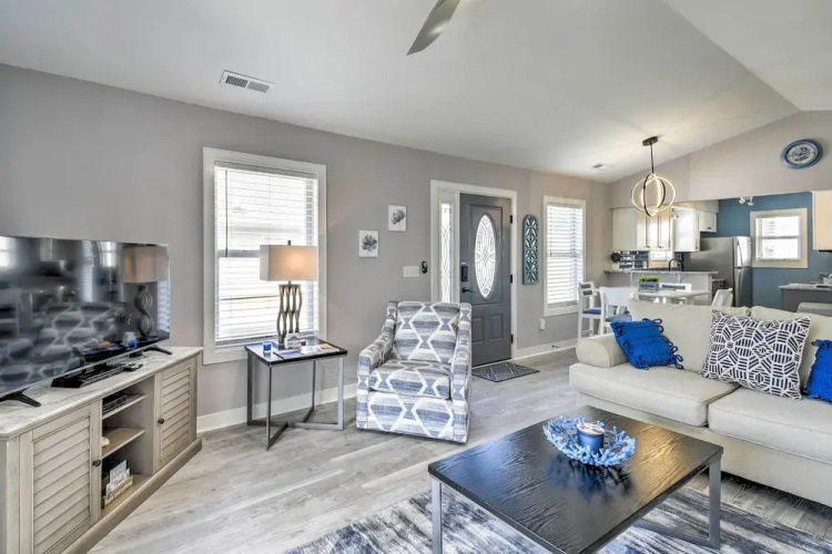 Updated Myrtle Beach Cottage w/ Shared Pool!
