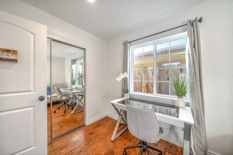Fully Updated 3 BDR Seaside Home Minutes to Beach!