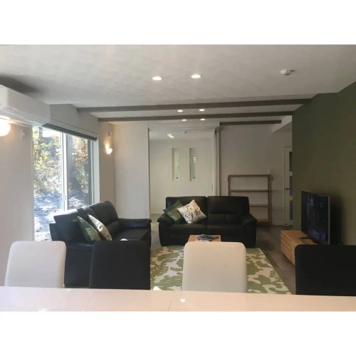 5 Bedrooms Apartment