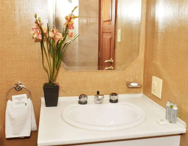 La Colina Suites