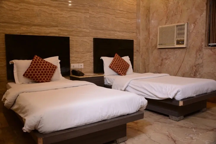 OYO Premium WEA Karol Bagh 2