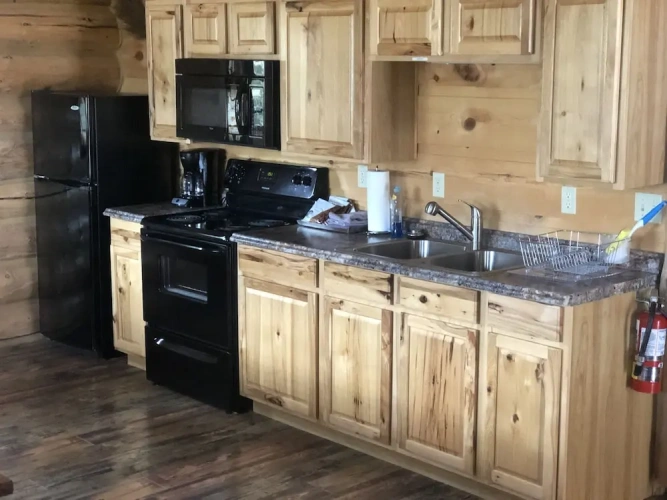 2 Bedrooms Standard Basement room with mountain view