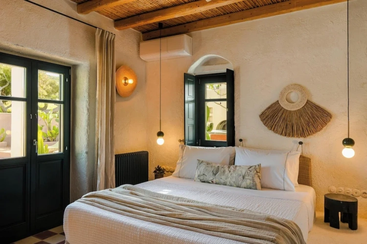 6 Bedrooms Villa