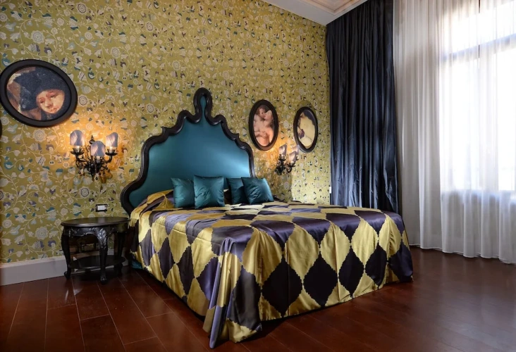 Suite with balcony and with canal view