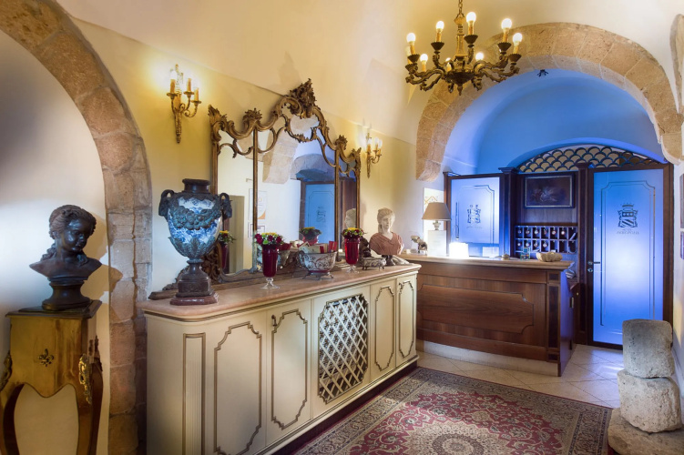 Akropolis Hotel