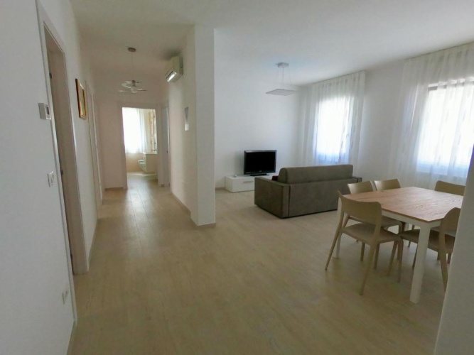 3 Bedrooms Apartment
