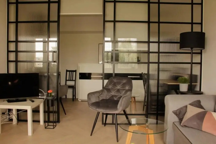 Luxurious, Spacious, Modern Gem. Great Location !