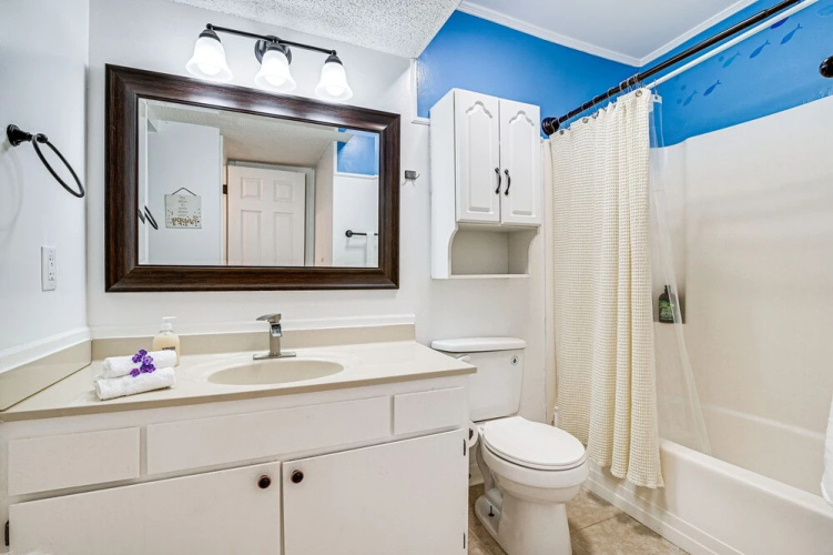 Chic Surfside Beach Condo w/ Screened Porch
