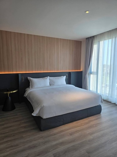 Suite with city view
